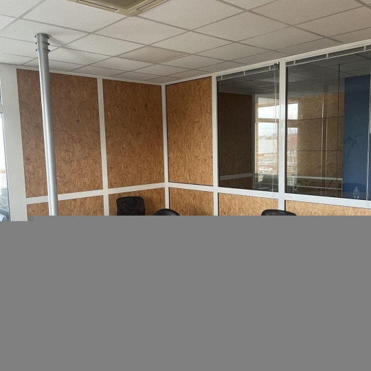  Agence Cosi : Office | LA CHAPELLE-SAINT-LUC (10600) | 1 385 m2 | 17 700 € 